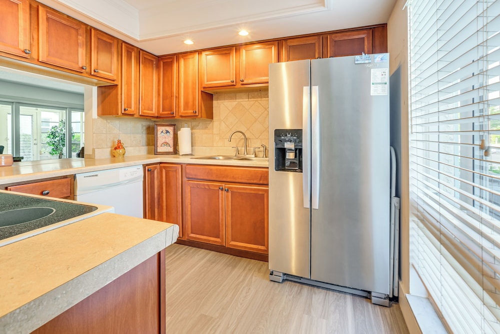 Golf Retreat w/ Pool Access: 3 Mi to Dtwn Naples