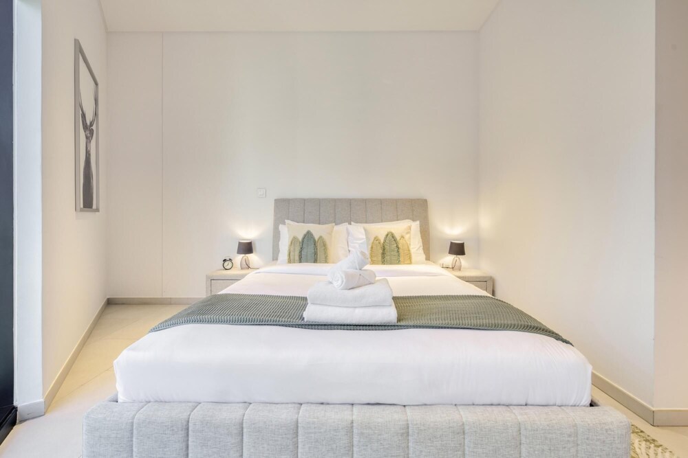 Smart and Contemporary Apt With Burj Khalifa View