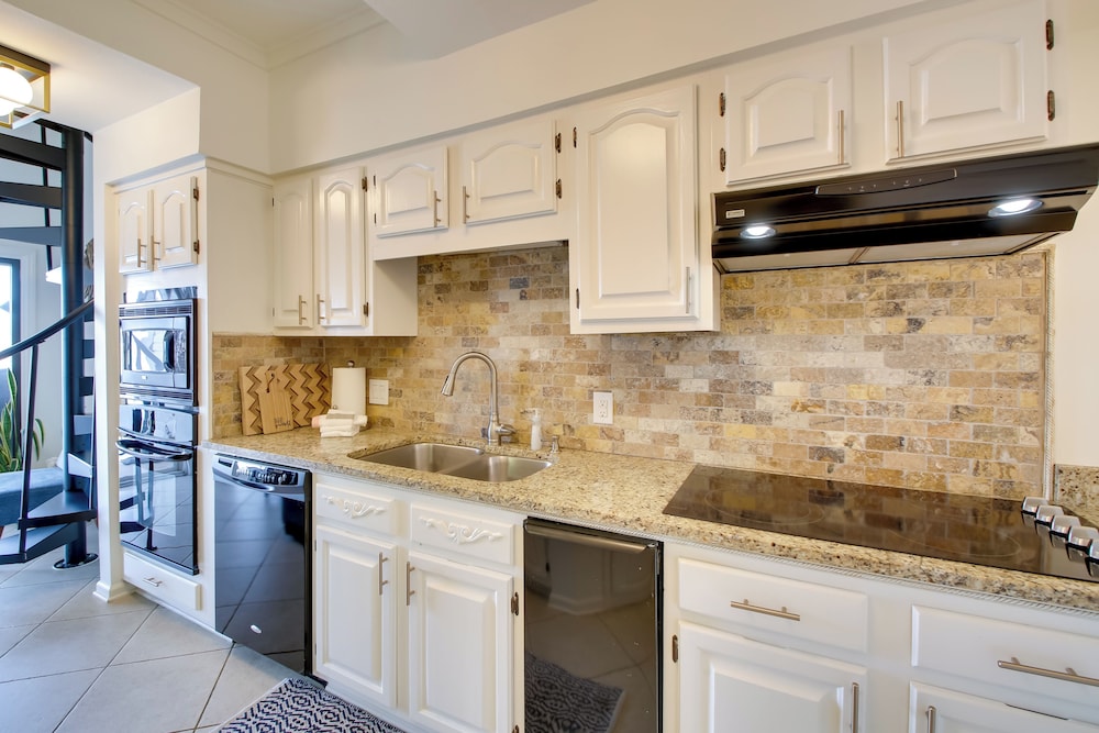 Million-dollar Views: Condo on Lake Hamilton!