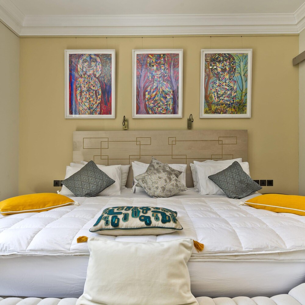 Astounding 7bed Notting Hill Family Home w Private Garden Games Room Parking