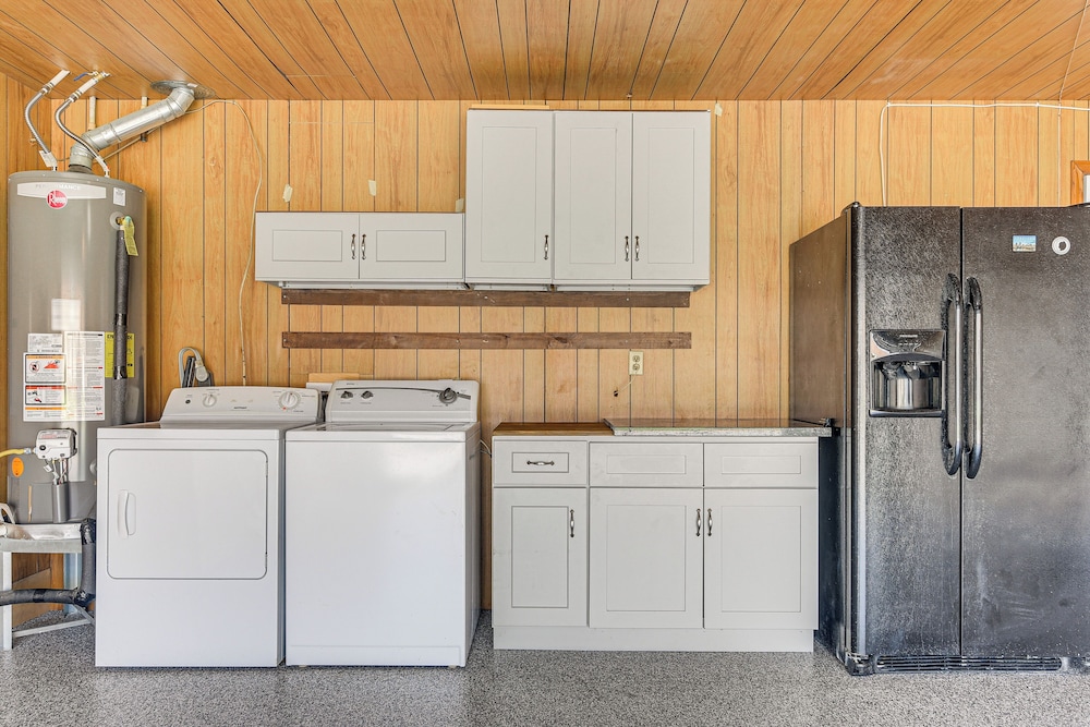 ~ 2 Blocks to Beach: Galveston Group Getaway!