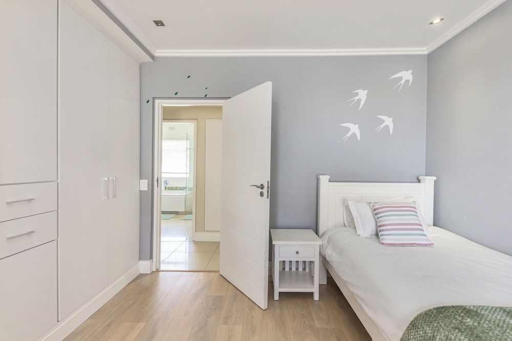 Beachfront, Private Pool, Pizza Oven, Pool Table, Fast Internet, Family Friendly