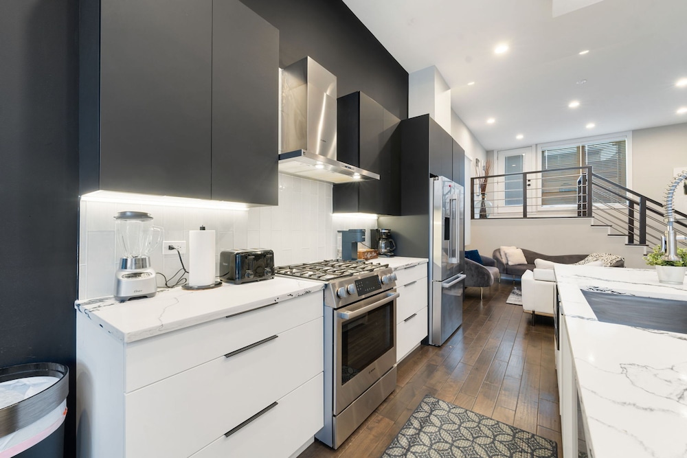 Magnificent NEW Home w 8 Beds Free Parking