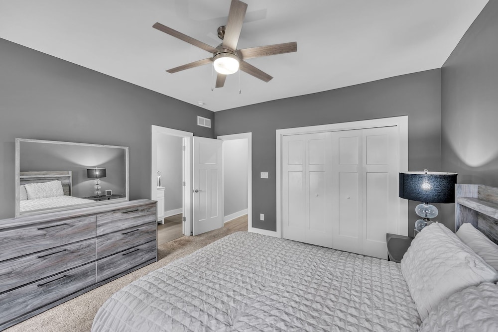 Pet-friendly Getaway With Golf & Private Patio Retreat 4 Bedroom Home