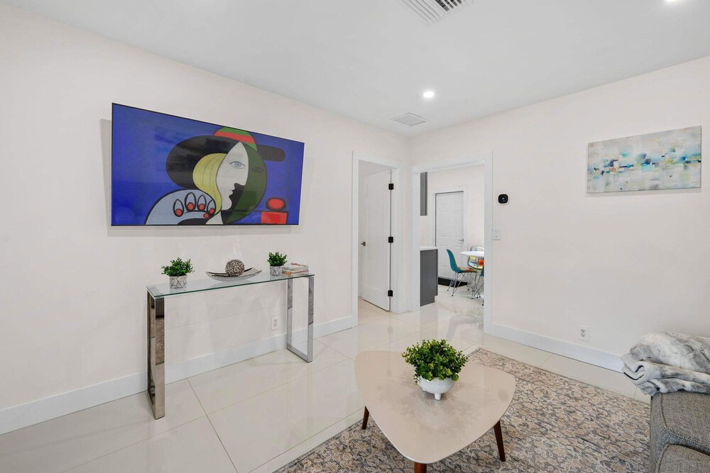 Uhost AI 4-unit Gem Mins to Las Olas Beach