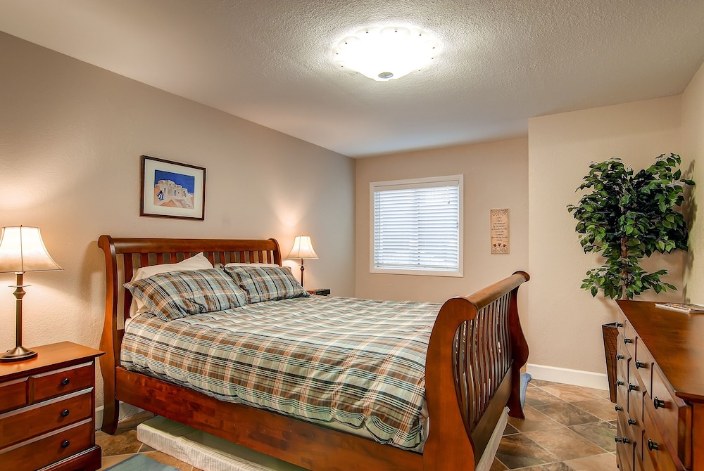 Park Place 102c 2 Bedroom Condo by RedAwning