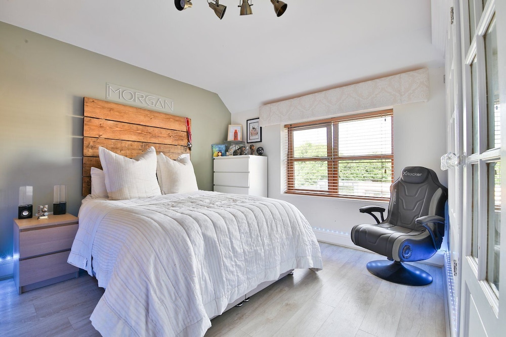 Modern 5-bed Retreat With Parking