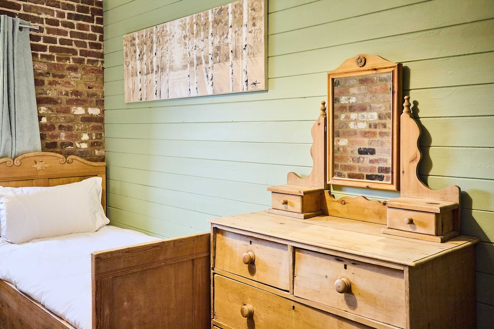 Host Stay West Barn