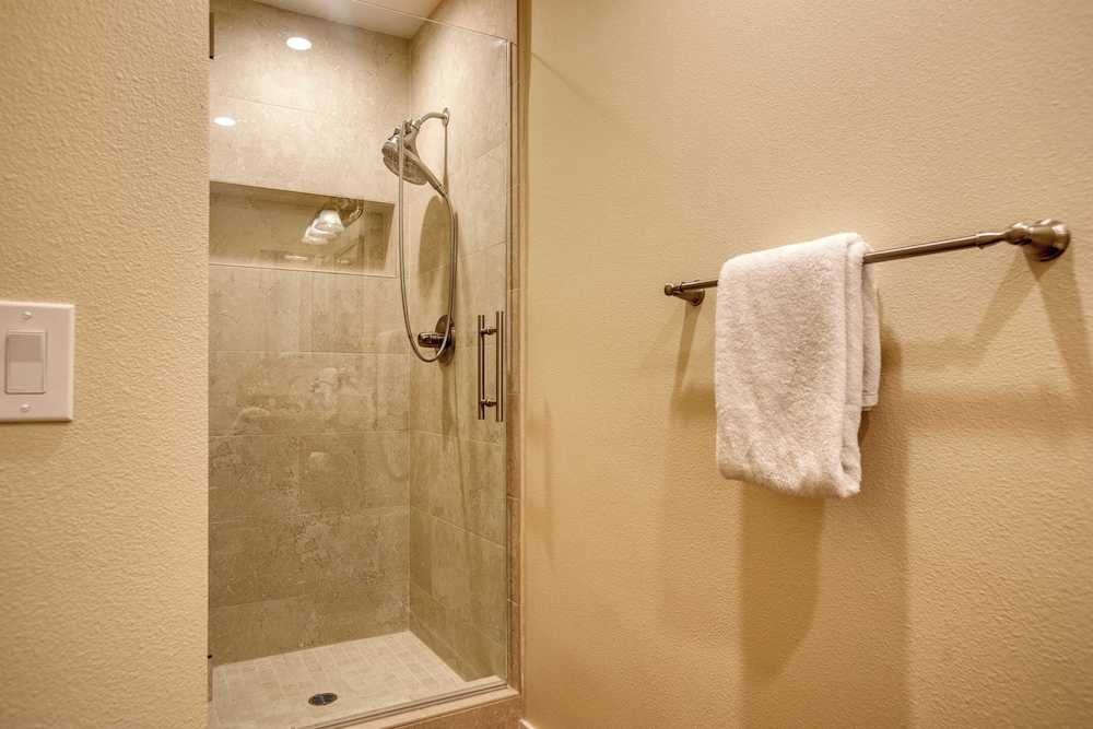 Arrowhead Lakeside Escape by Avantstay 3min Walk to Lake, Private Beach Access