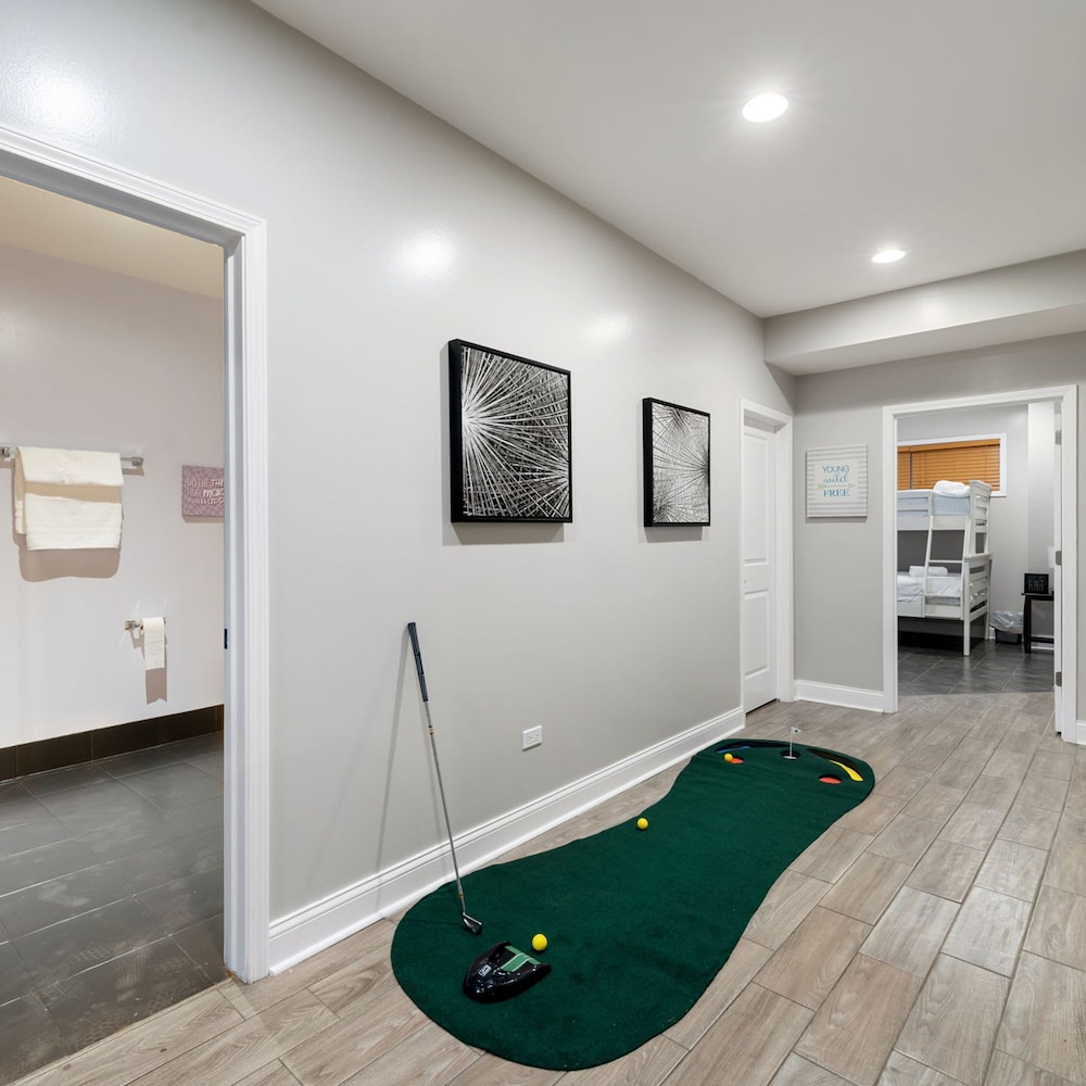 Spacious Luxury Retreat 8 Bed Oasis With 6 Baths