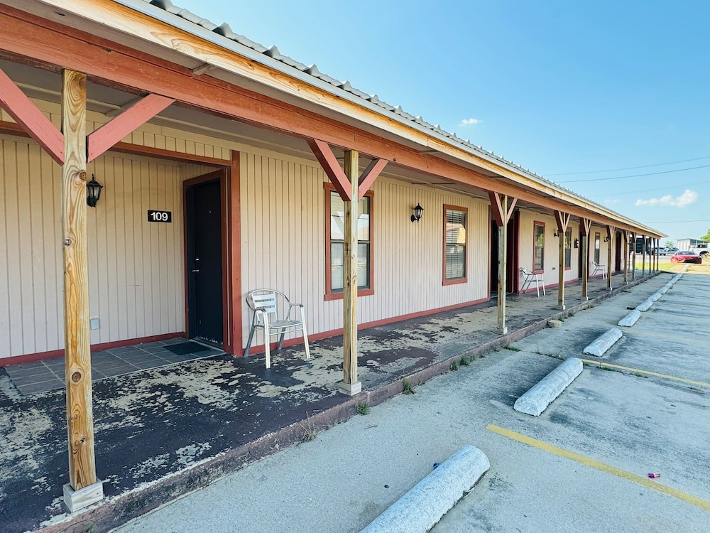 Four Horsemen Hotel - Property Image 11