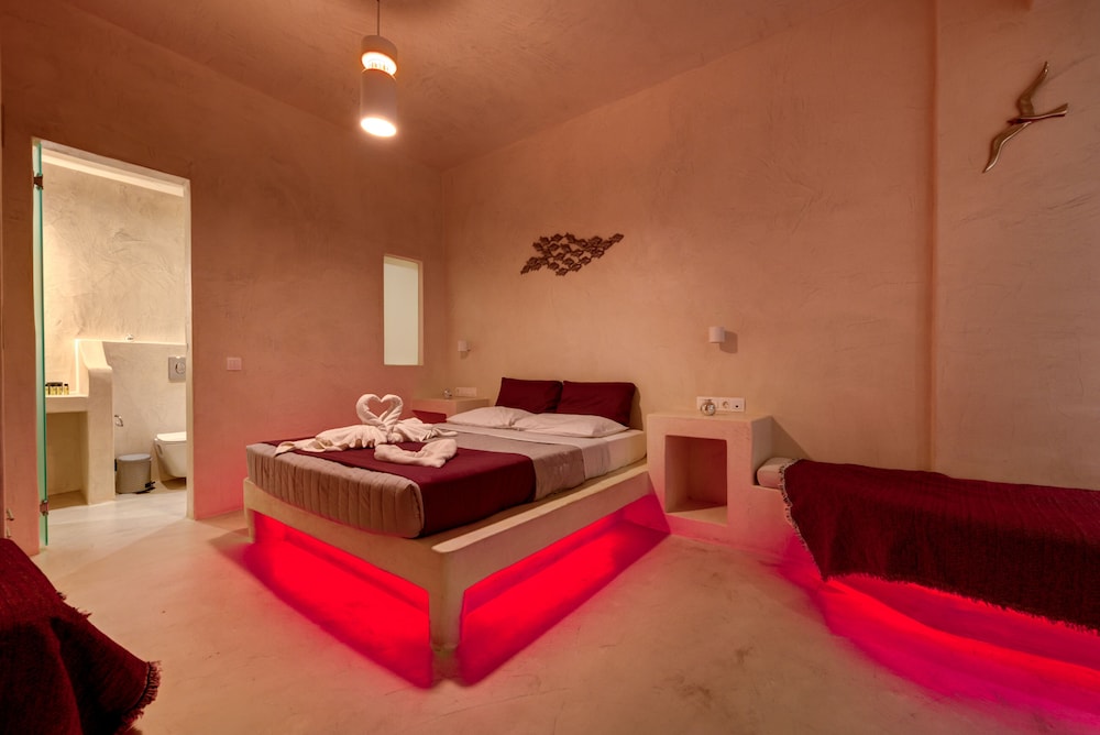The Muse Of Santorini - Hot Tub Suites photo 2
