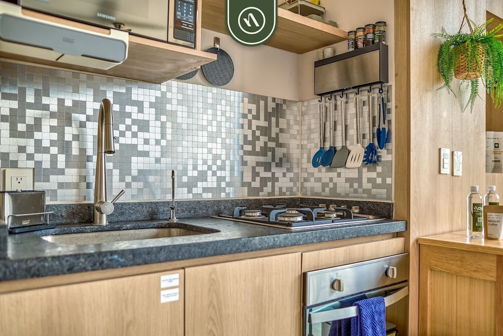 Brand New Studio - 2 Min to Beach - Rooftop Pool