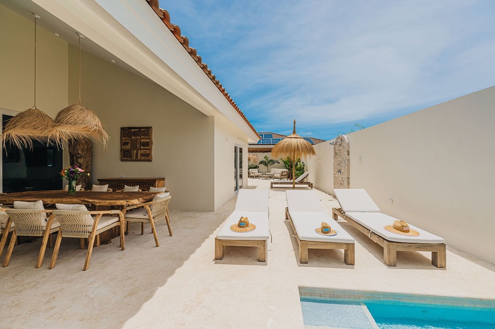 Bohostyle Villa 3min to Beach Hottub 8 Sleeps