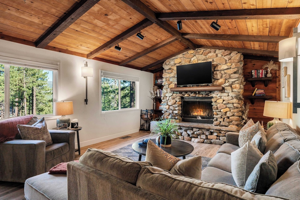 Geraldine Drive by Avantstay Hot Tub, Views, Walk to Trails + Game Room