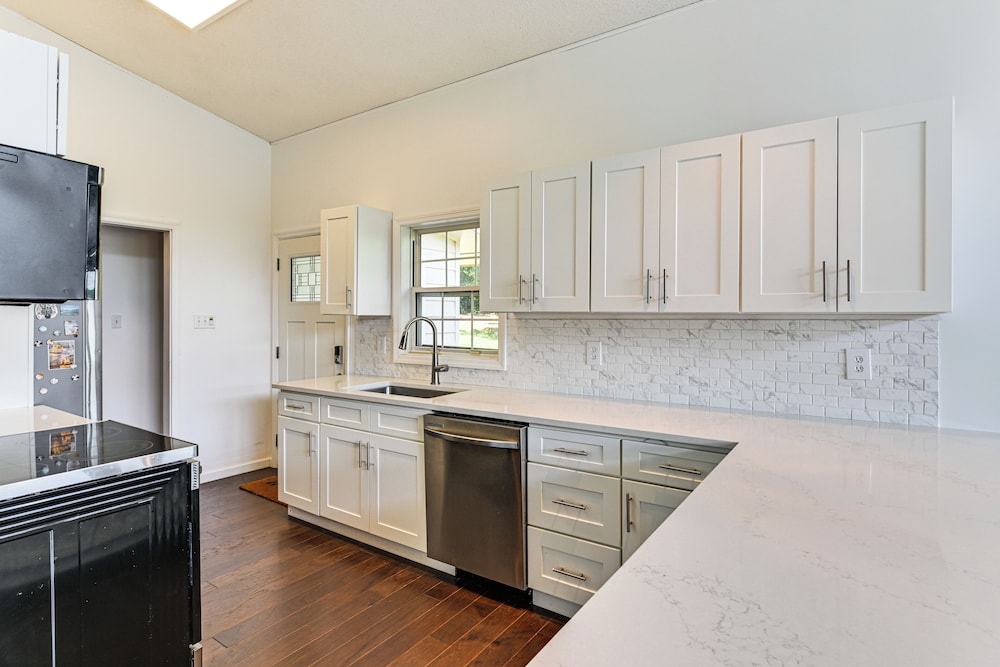Launch & Dock: Lake Norman Retreat w/ Scenic Deck