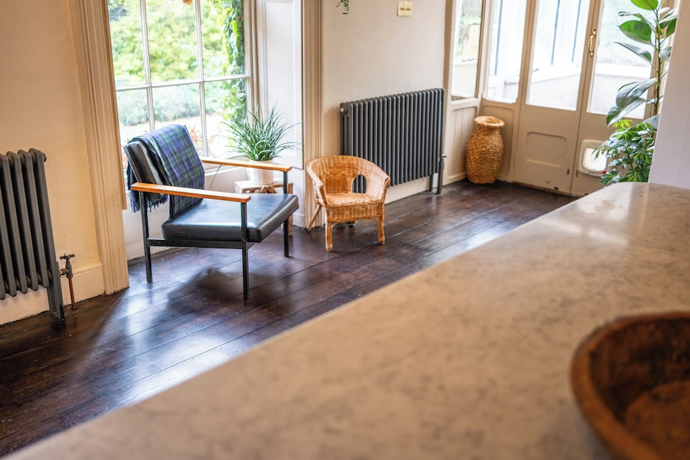 Stunning 8-Bedroom Home in Painswick