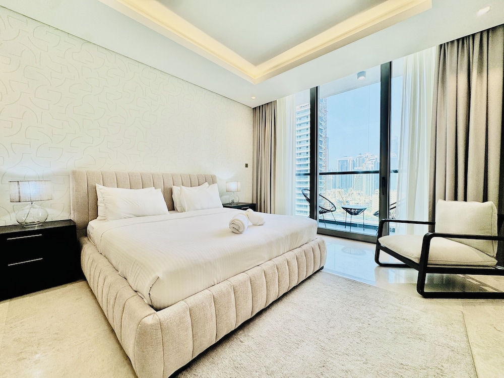 Venduras Chic 1BR Burj Views Sterling