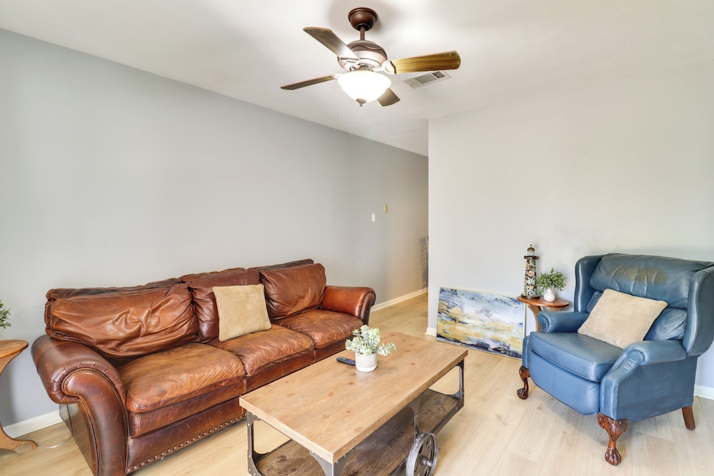 Walk to Eats & Entertainment: Home in Brookhaven