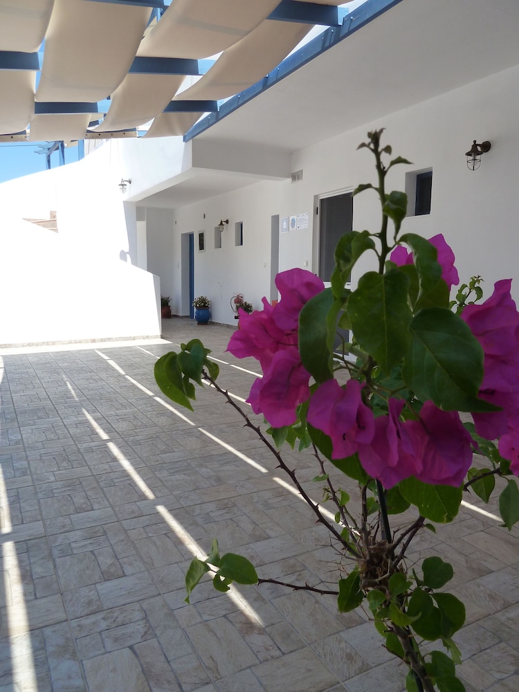 Dedes Apartments