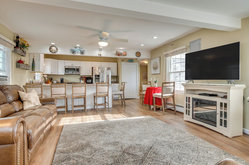 Near Beaches & Waterfront Dining: Home in Hampton!