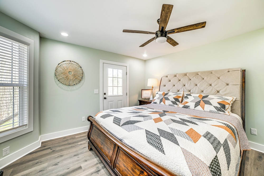 4 Mi to Lake Barkley: Pet-friendly Home w/ Hot Tub