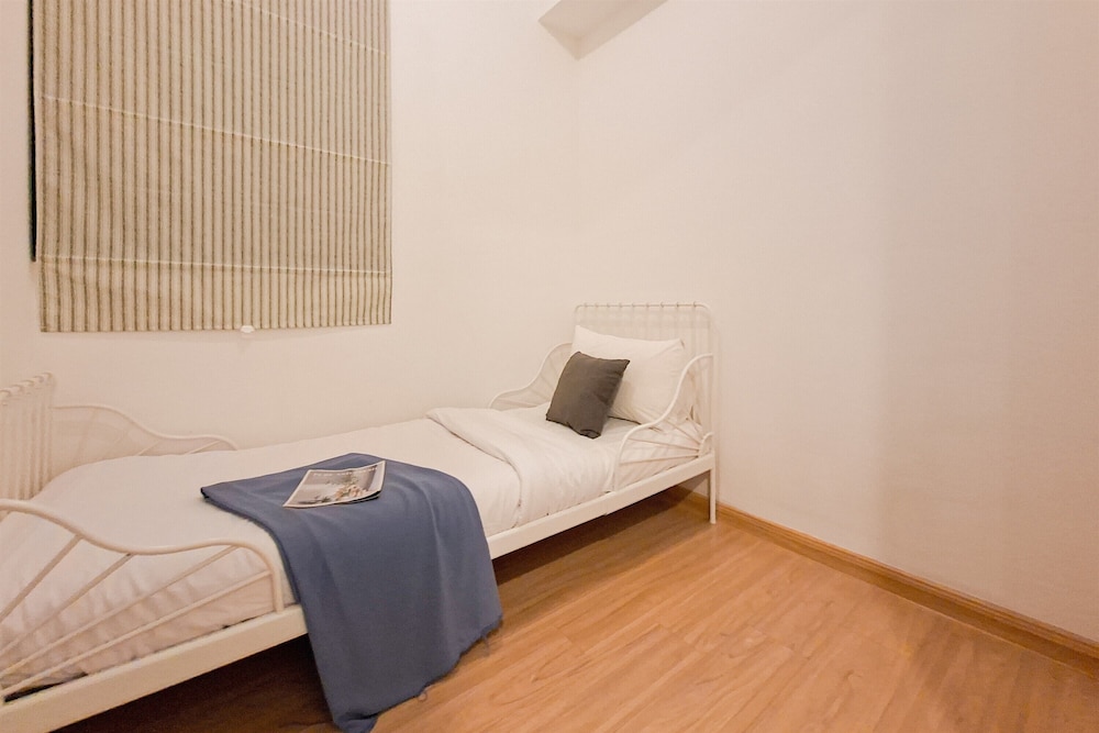Cozy And Pool View 2Br At Sky House Bsd Apartment