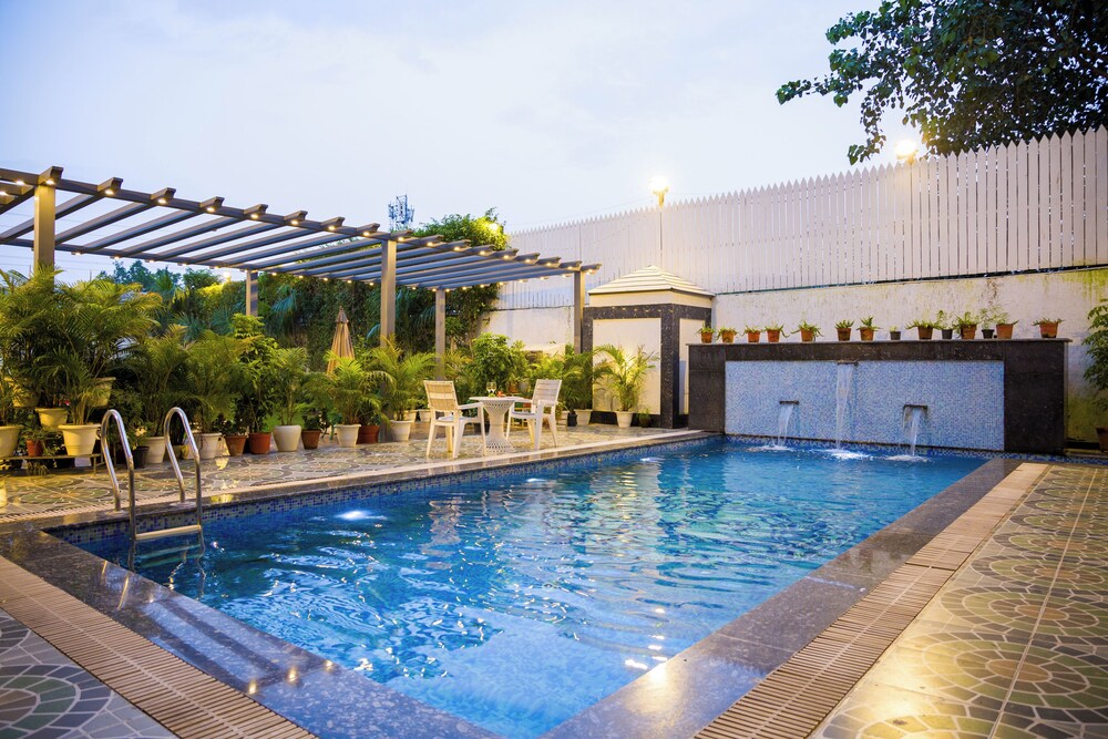 Versace Farms 5 BHK With Pvt Pool