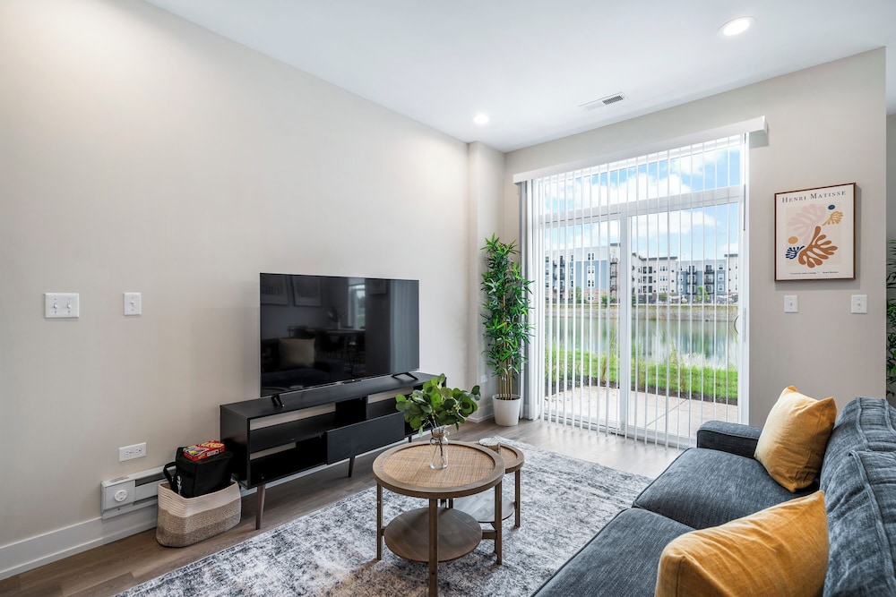 Spacious 4BR Warrenville Home- Rep 1