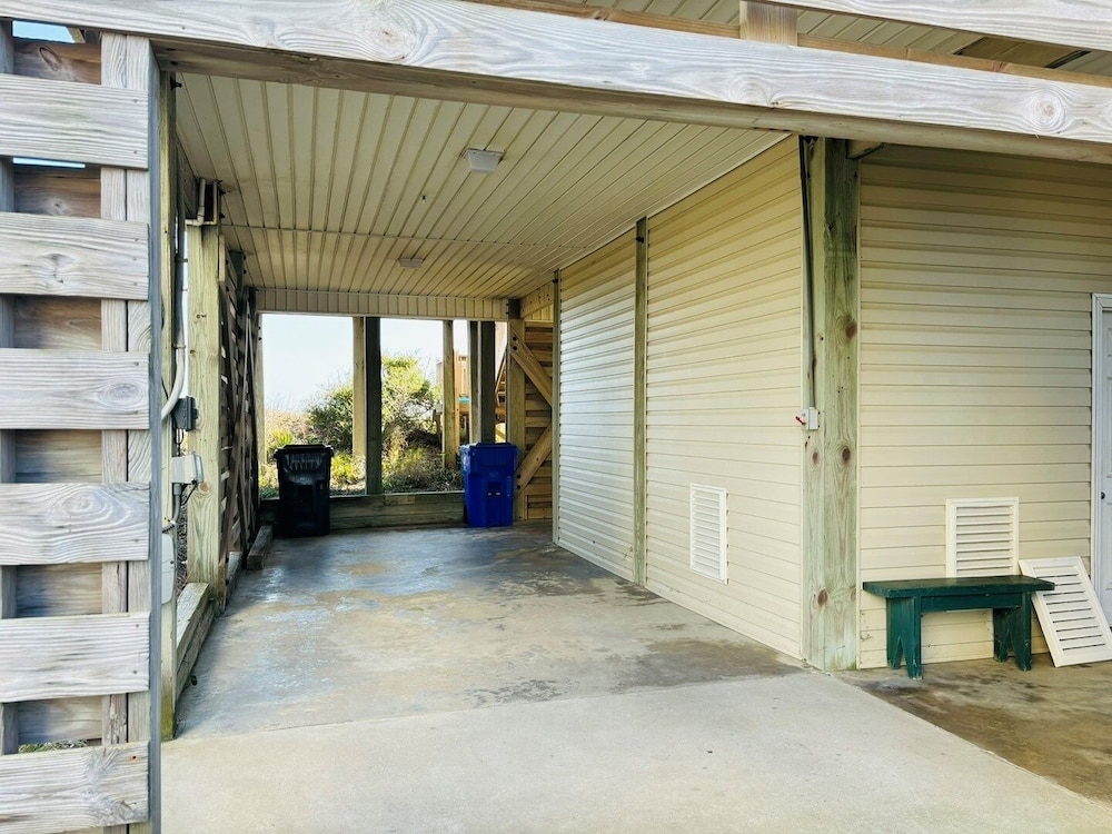 Great Place 5 Bedroom Home by RedAwning
