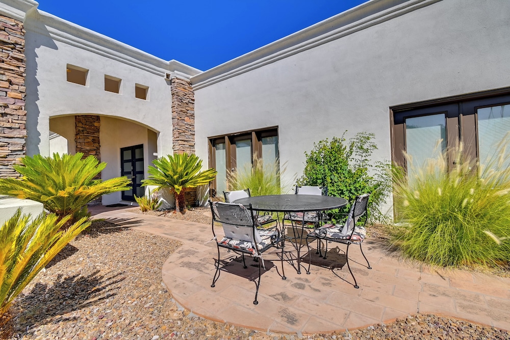 Private Paradise Valley Oasis: Hot Tub, Large Yard
