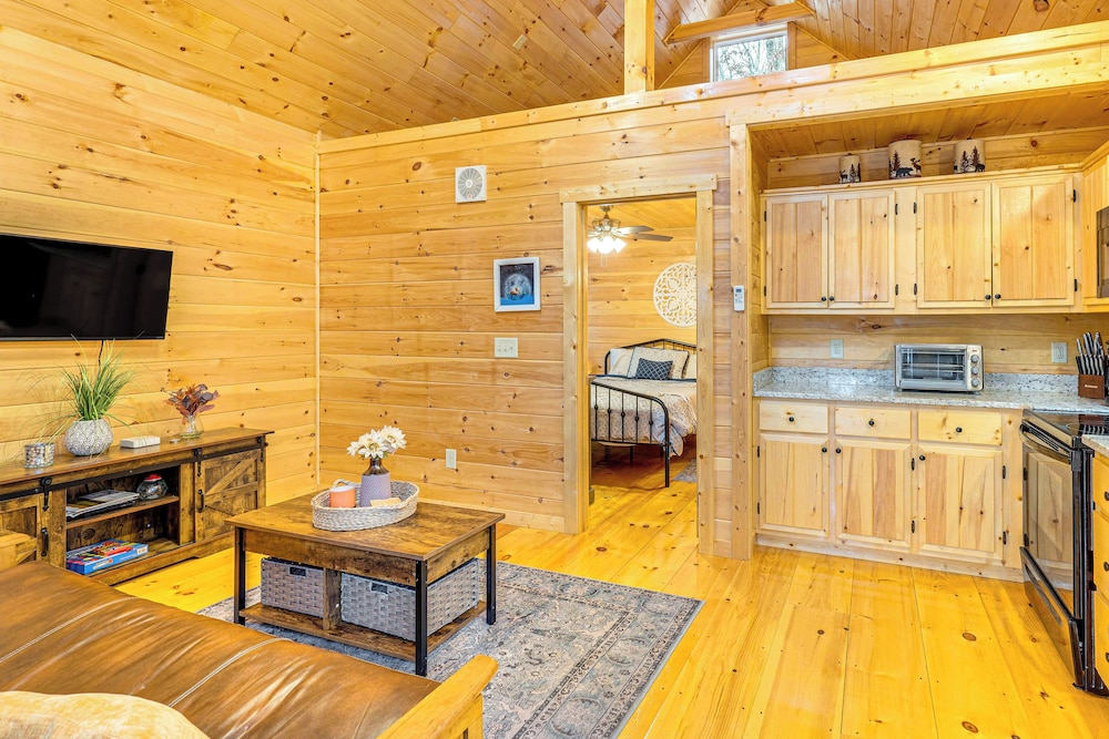 Romantic Log Cabin in the Smokies w/ Fire Pit!