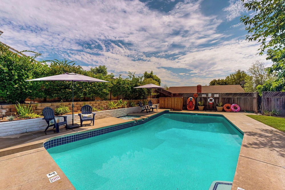 4BR Dog-friendly Home w/ Pool, Spa, Grill & A/C
