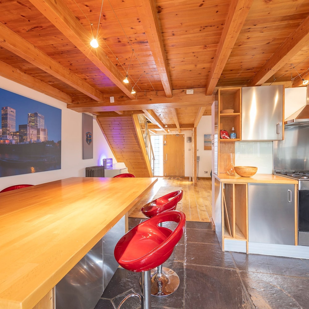 Stylist Split Level 2 Bed With Parking view 2