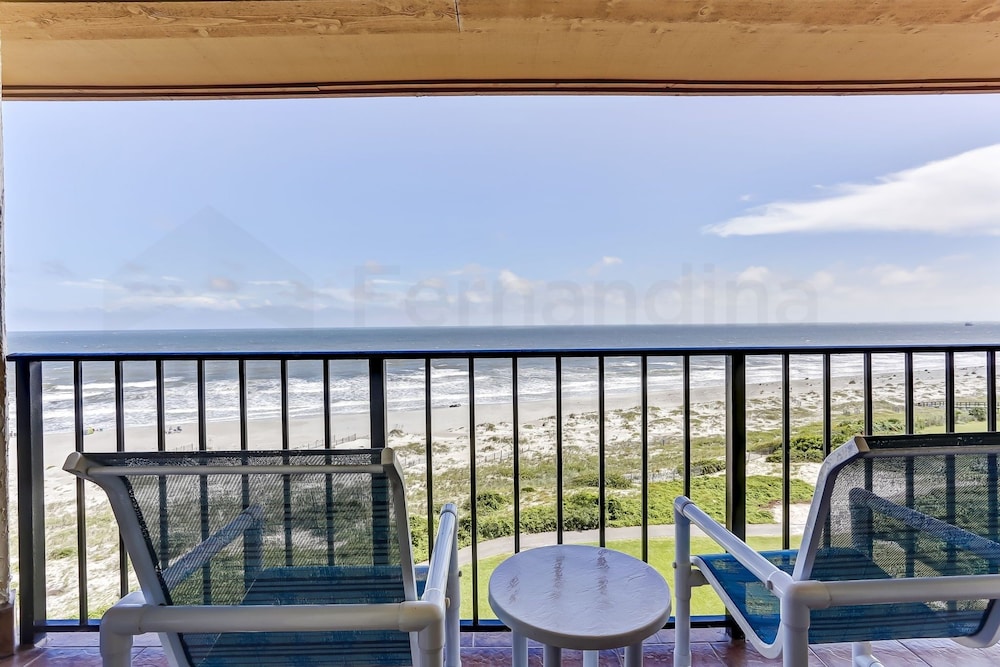 Spacious Oceanfront Penthouse Villa by RedAwning