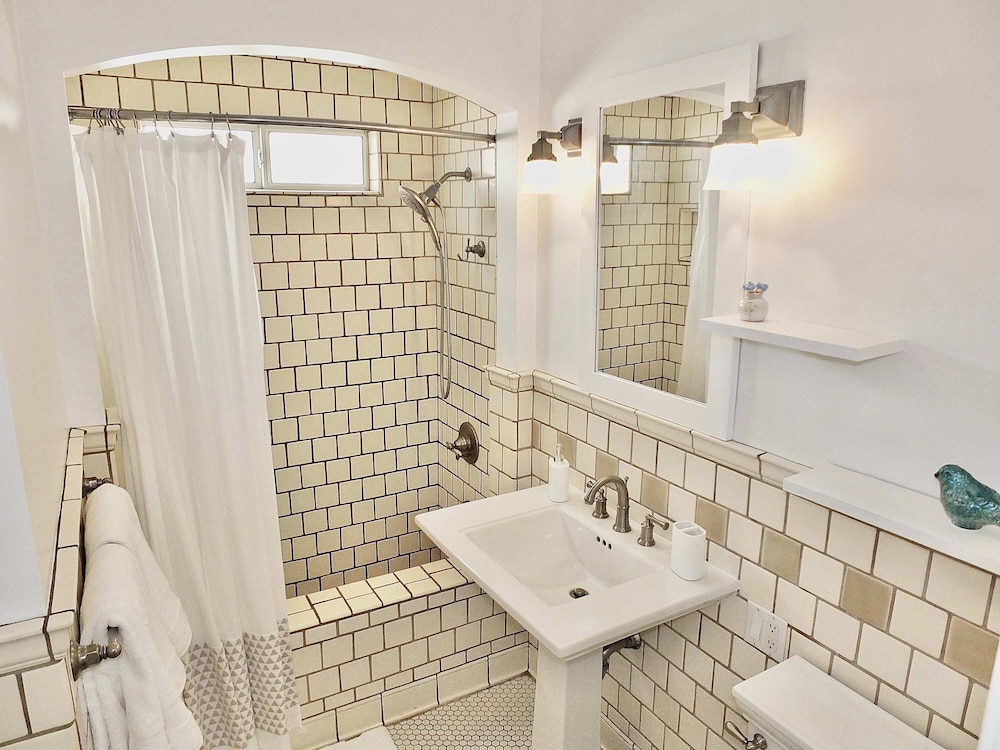 Belmont Shore Coastal Cottage - Cozy Home for 6 - 2 Blocks to Beach