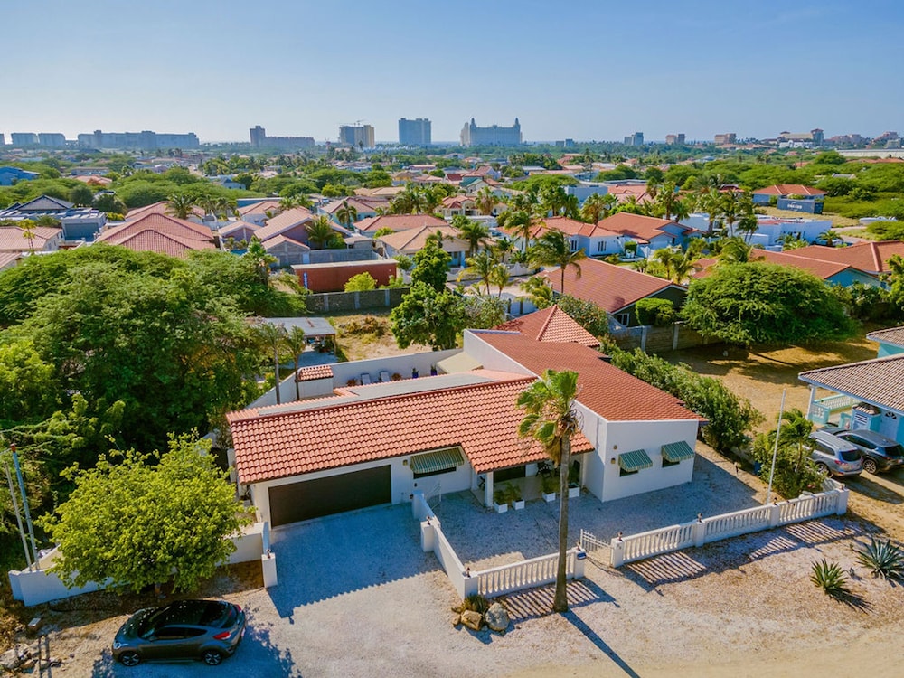 Luxurious Haven in the Heart of the Island Pool