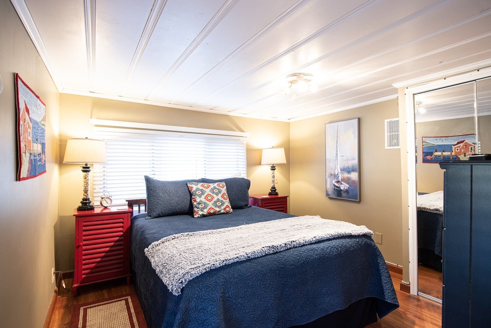 Lakefront Oasis With Skylights & Covered Boat Slip For Extra Adventure