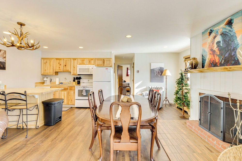 1/2 Mi to Skiing: Red River Condo w/ Free Shuttle!