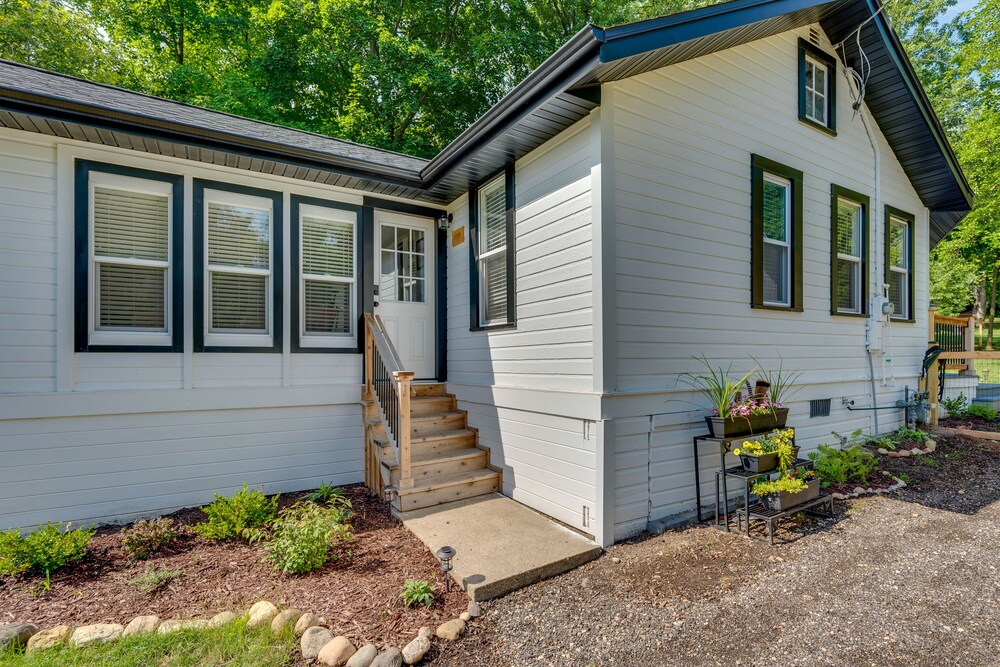 Welcoming Williams Bay Cottage w/ Deck & Fire Pit! view 4