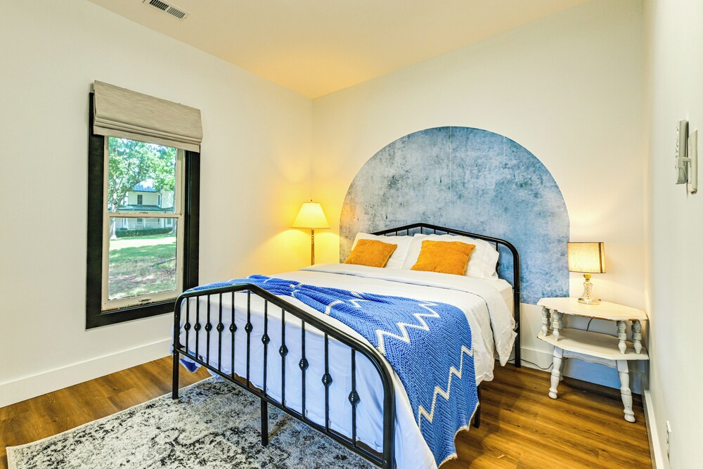 Weekend Getaway in Cornelius: Walk to Dining!