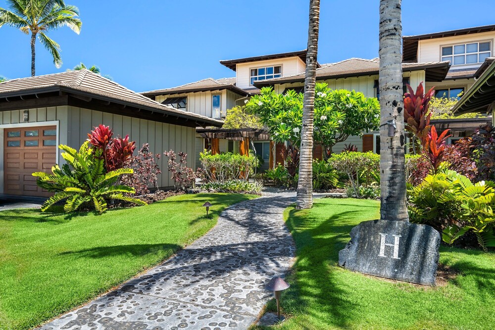 Ocean & Mountain Views - 2BR With Loft, 4 Beds - Relax in Luxury - Vrkcv
