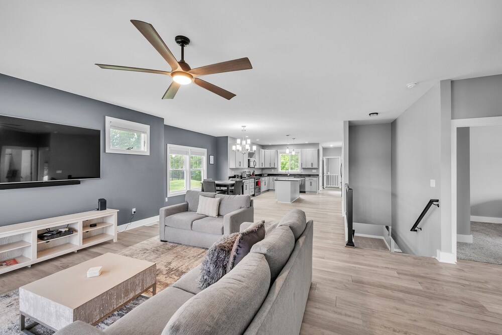 Pet-friendly Getaway With Golf & Private Patio Retreat 4 Bedroom Home