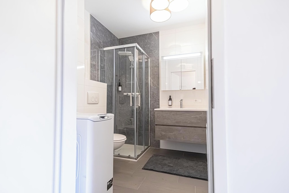 9 Min Metro City Center 1BR 1LR Apt