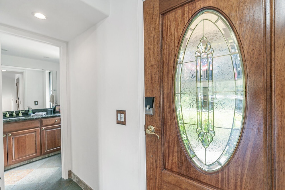 Lakeside Comfort 3 Bedroom Condo