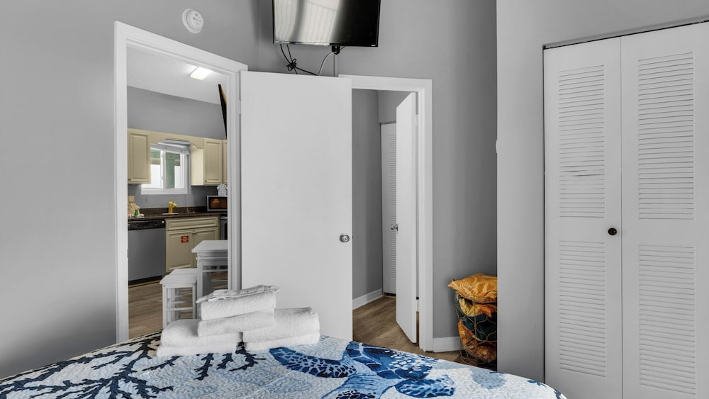 Sand Castles West A4: Steps to Beach, Pools, Private Balcony & More!