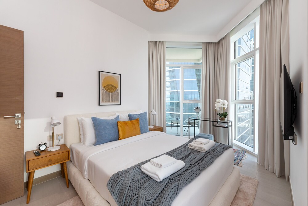 Vibrant 2BR Miami Vibes at Business Bay
