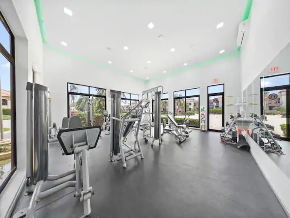 1BR Gold Coast Pools Tennis Gym Security