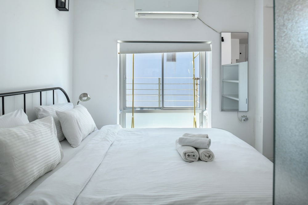 Grand STU SeaView Balcony by Sea N' Rent view 4