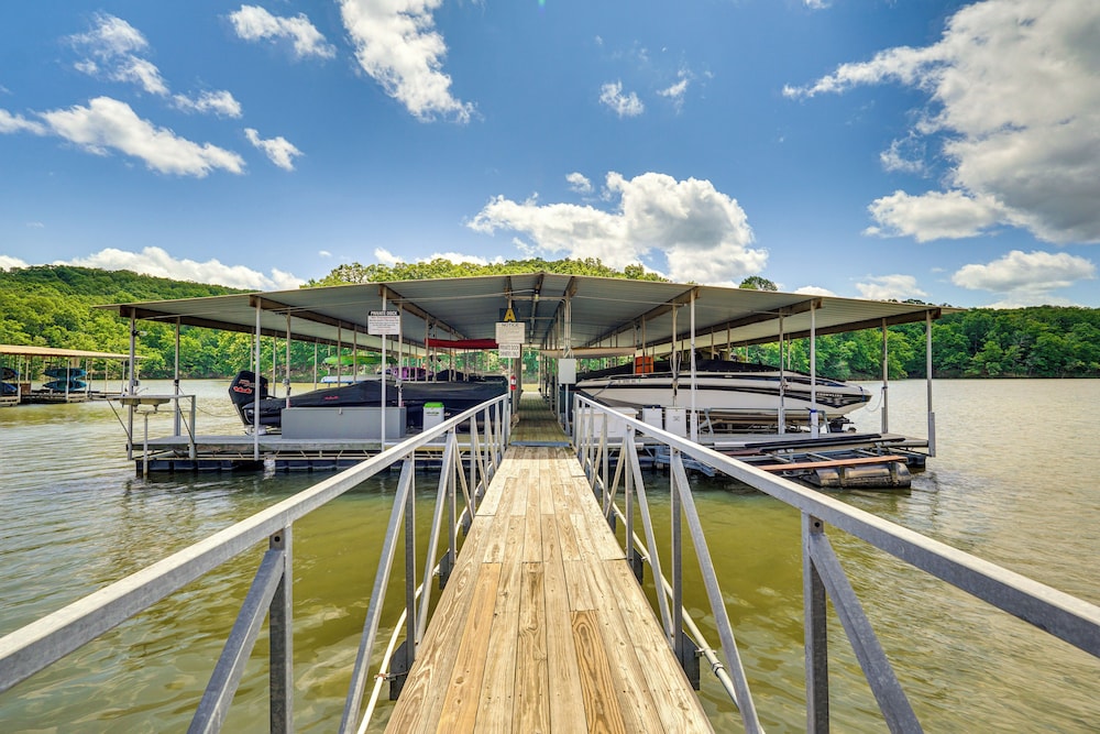 Lake & Pool Access: Lazy Days Condo w/ Balcony!